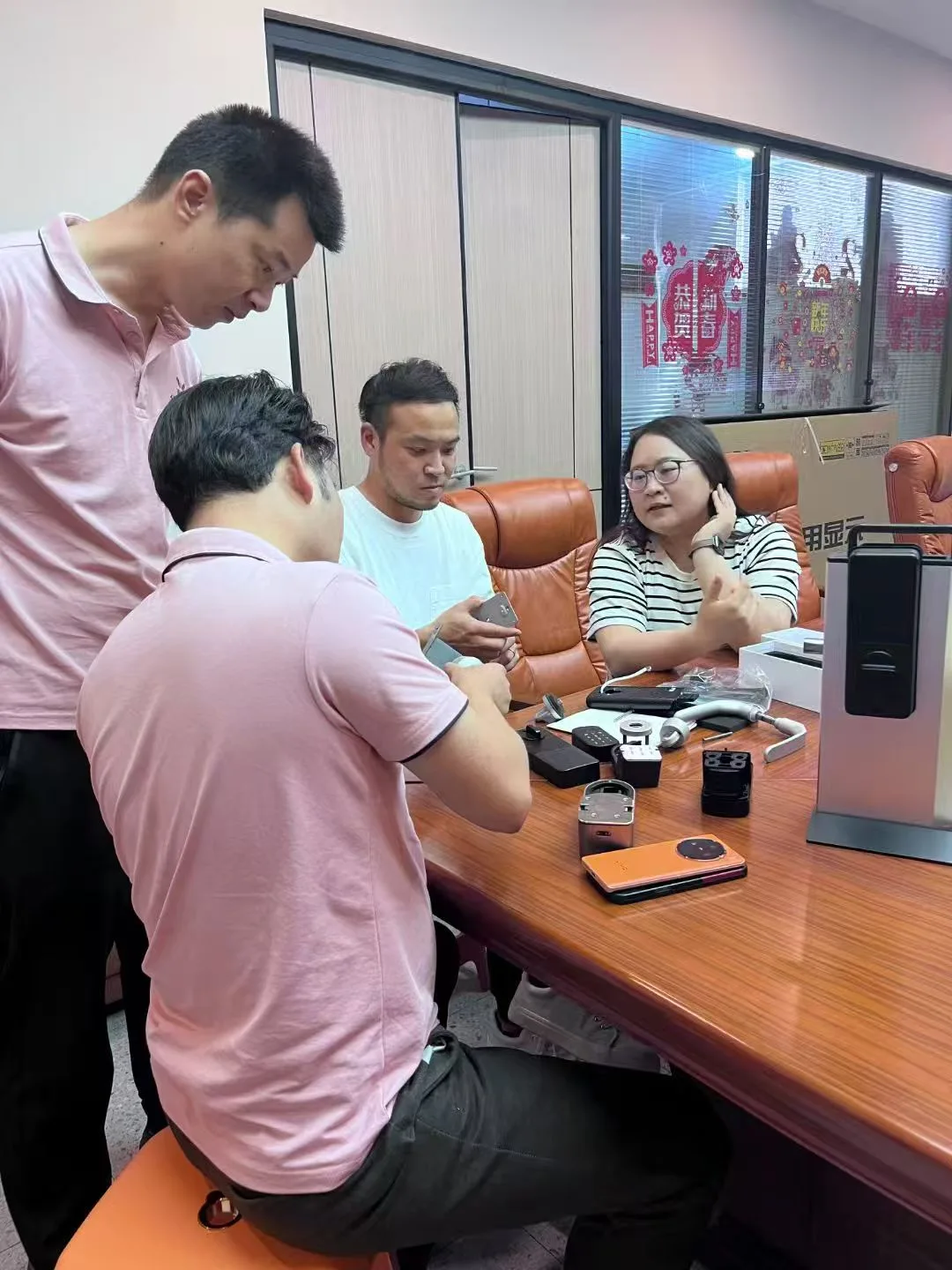 Clientes japoneses examinan componentes de cerradura remota invisible en la sala de reuniones de WAFU