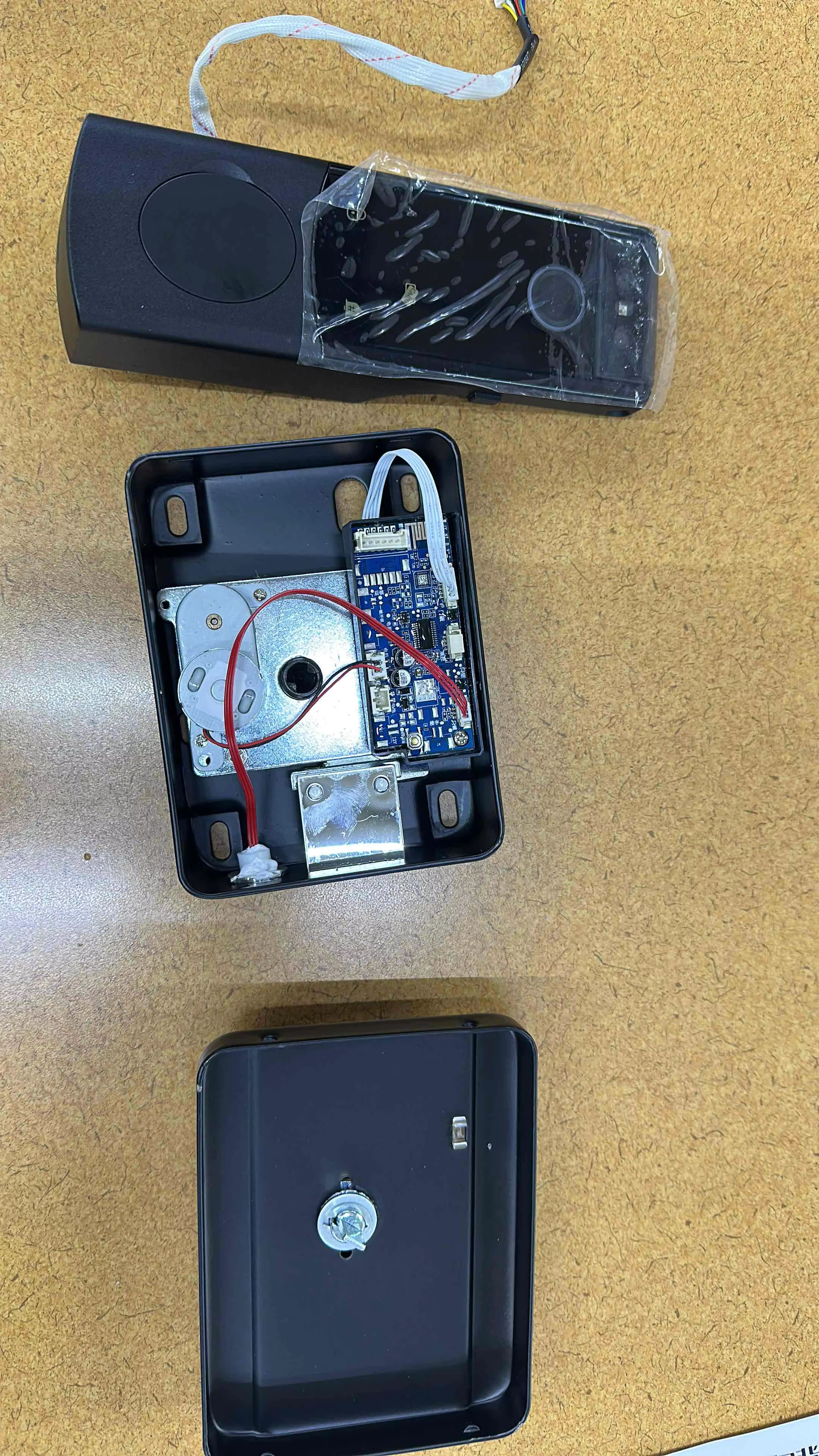 Foto de cliente: desembalaje e instalación de cerradura WAFU
