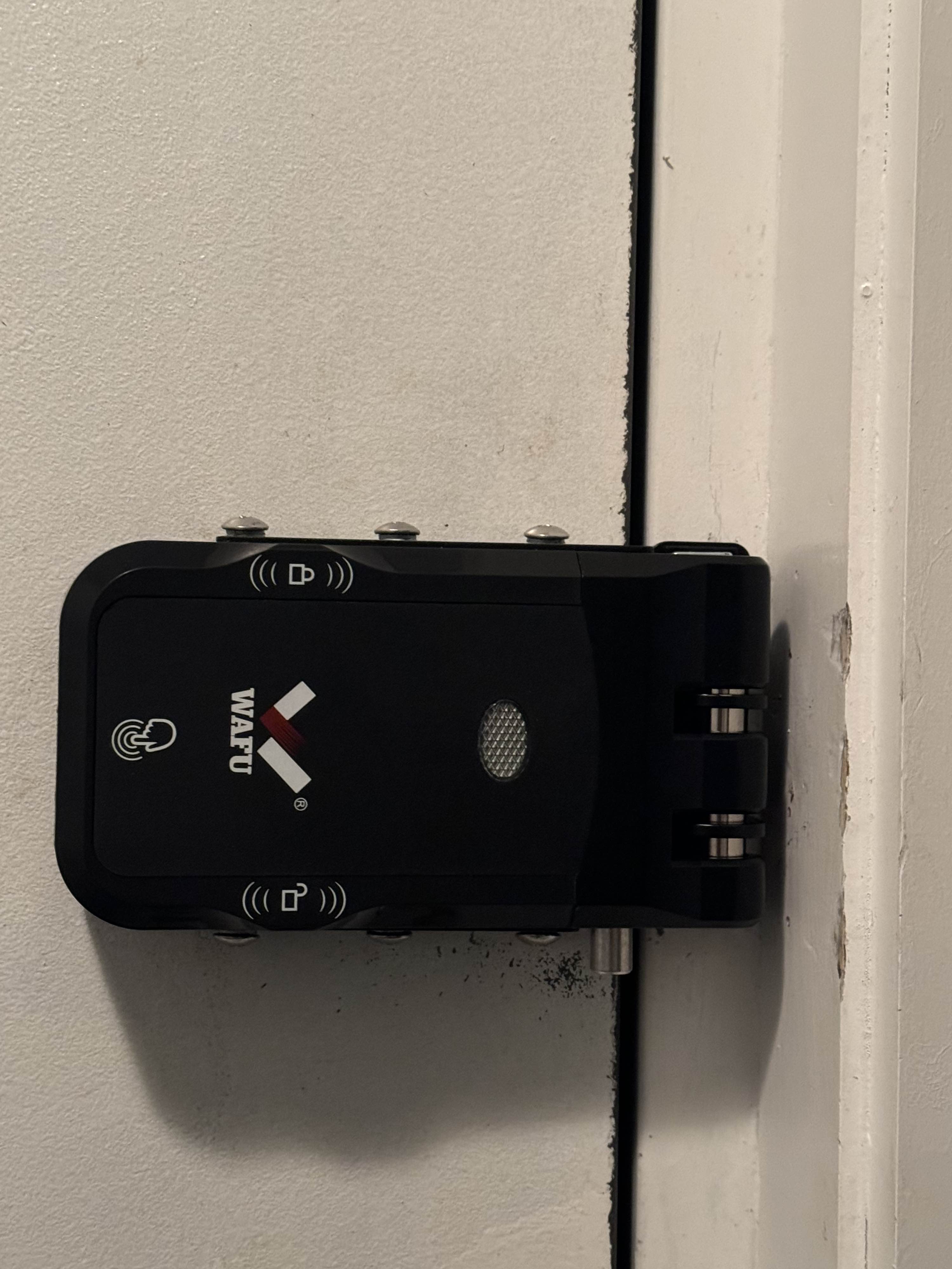 Foto de cliente: cerradura inteligente WAFU instalada en puerta interior