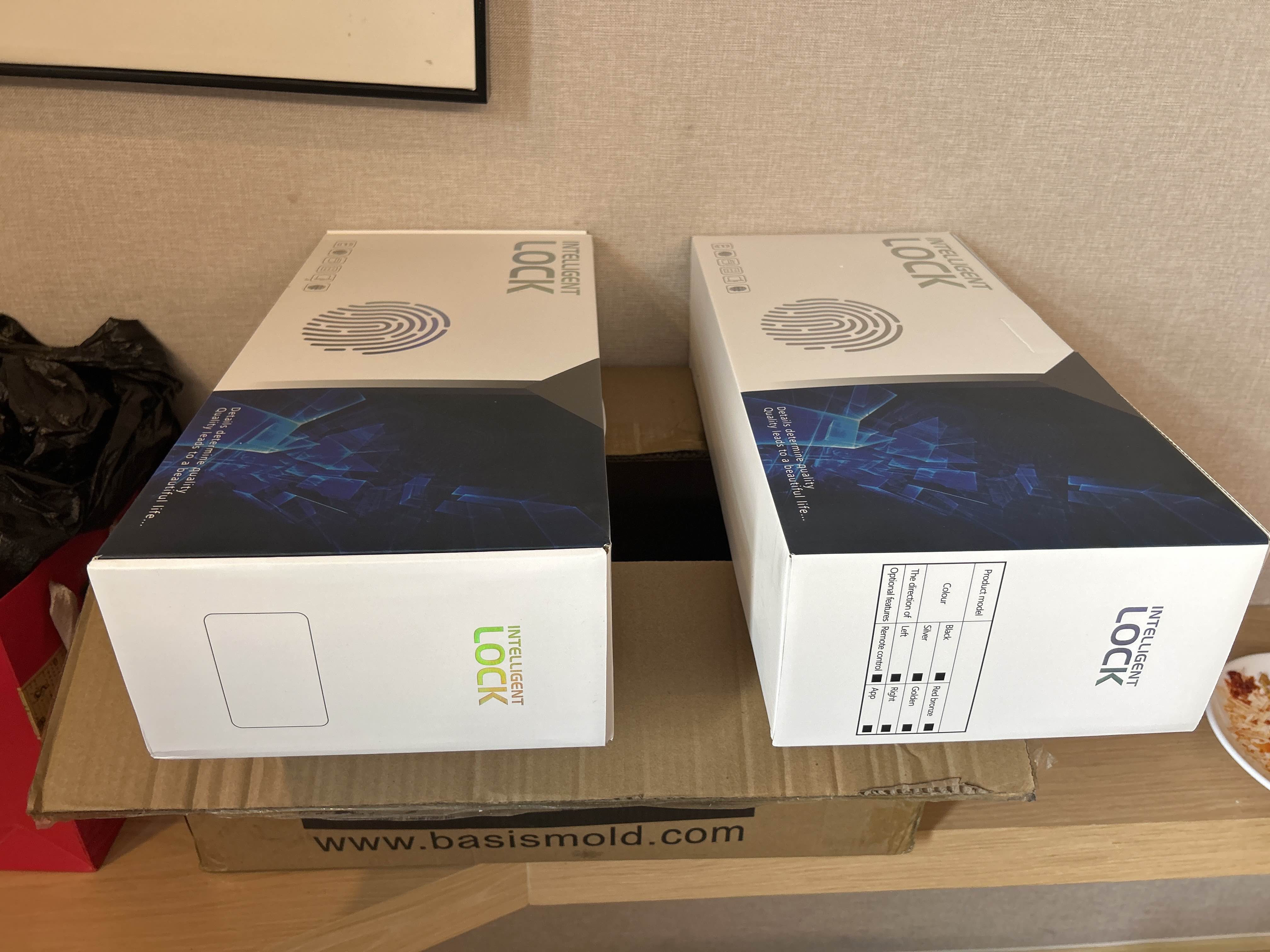 Foto de cliente: dos cajas de cerraduras inteligentes WAFU recibidas en el envío